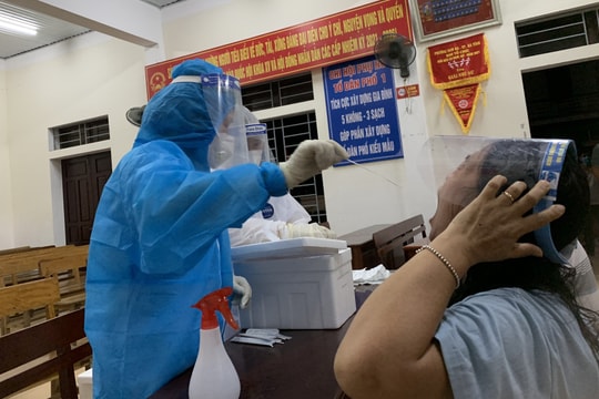 Nhân viên y tế trắng đêm lấy mẫu xét nghiệm cho người dân TP.Hà Tĩnh