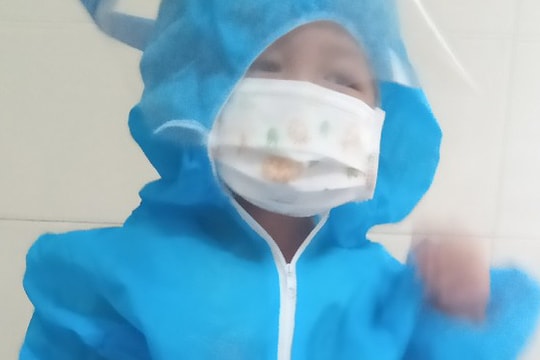 Xót thương hoàn cảnh của bé trai 3 tuổi mắc ung thư võng mạc tung tăng trở về nhà sau 28 ngày cách ly ở Bệnh viện K