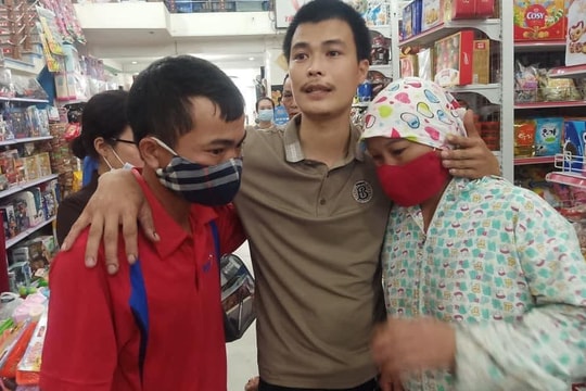 Vợ chồng đi xe máy được tài xế container đánh lái cứu sống đã đến công an trình diện