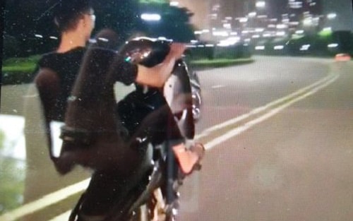 Khoe clip 'bốc đầu' xe máy trên mạng, nam thanh niên bị phạt 4,2 triệu đồng