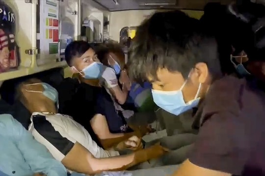 Phát hiện xe cấp cứu chở “chui” 12 người từ Bắc Ninh về Sơn La