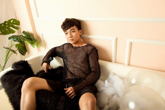 Cựu người mẫu Phan Minh Thành chia sẻ bí quyết bảo vệ bản thân khỏi Covid - 19 tại Singapore