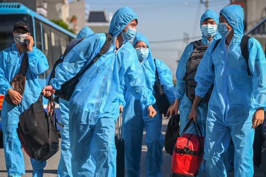 20 xe buýt chở gần 300 công nhân từ tâm dịch Bắc Giang về Hà Nội