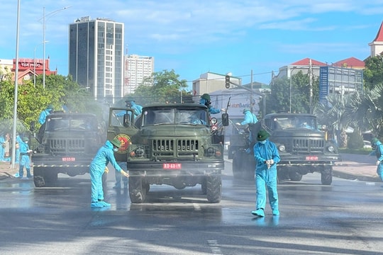 Ảnh: Quân đội điều xe chuyên dụng phun khử khuẩn TP Vinh