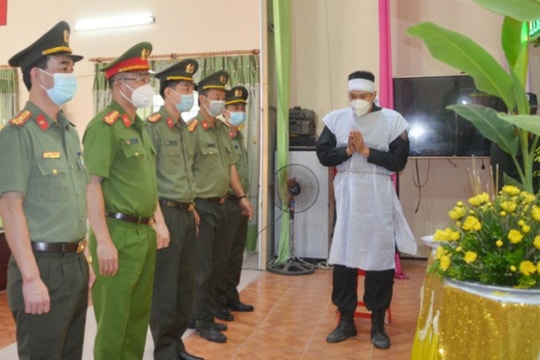 Cảnh sát cơ động chịu tang bà nội và bố ở tâm dịch Bắc Giang