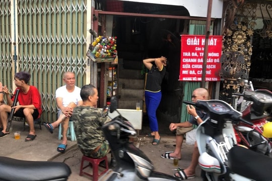 Người dân Hà Nội “phớt lờ” lệnh cấm, tự ý “nới lỏng” giãn cách