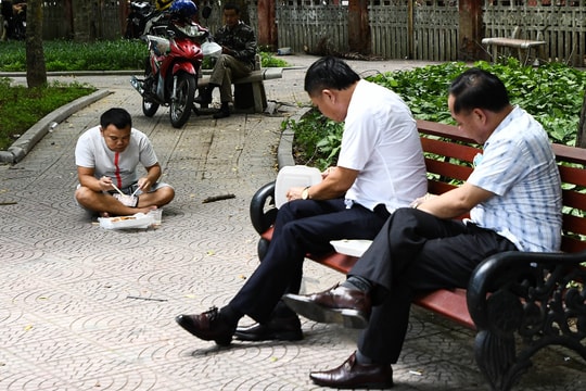 Vỉa hè, vườn hoa thành chỗ ăn trưa khi hàng quán đóng cửa