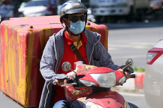 Hà Nội: Nắng nóng đỉnh điểm khiến nhân viên giao hàng "bở hơi tai" mưu sinh ngoài đường