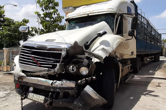 Tài xế thông chốt kiểm soát dịch, công an dùng nhiều xe ô tô chốt chặn