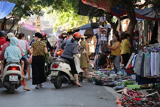 Nỗi lo chợ cóc lơ là phòng chống dịch COVID-19