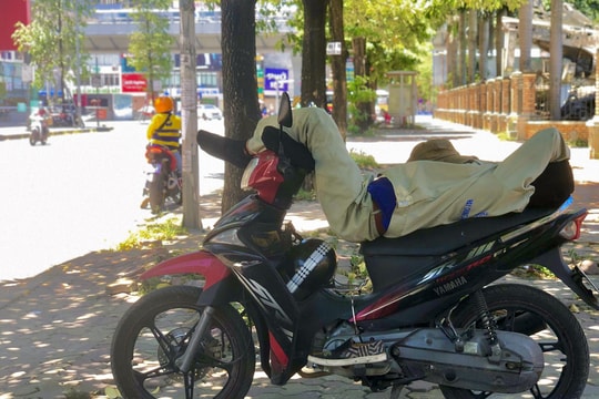 Hà Nội: Giấc ngủ "ướt đẫm mồ hôi" giữa trưa ngày nắng nóng đỉnh điểm hơn 40 độ C