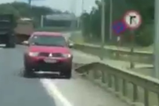 Xe bán tải chạy ngược chiều gây tai nạn trên cao tốc