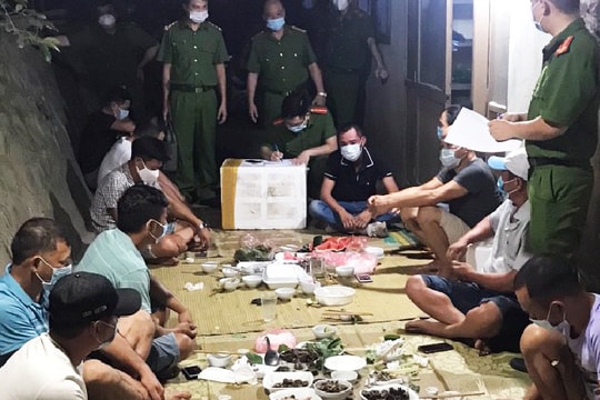 Tụ tập ăn uống, 11 người bị phạt hơn 82 triệu đồng