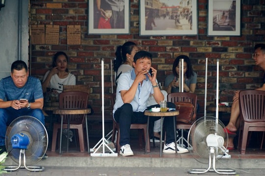 Hàng loạt quán cà phê mở cửa trở lại sau khi TP Hà Nội nới lỏng lệnh cấm