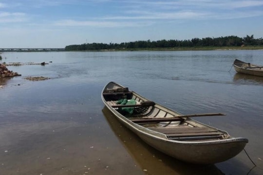 Bắt cá trên sông, hai vợ chồng bị điện giật tử vong