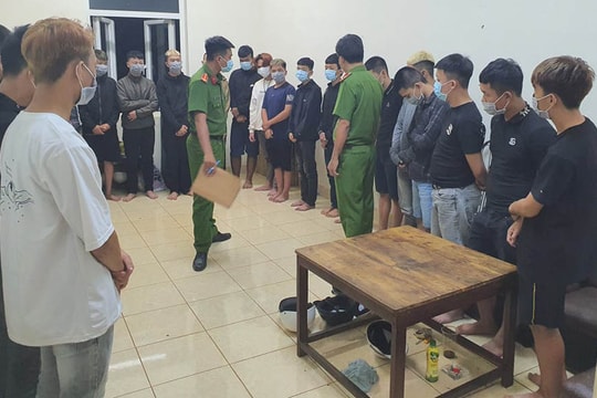 Hàng chục thanh thiếu niên mang dao, bom xăng hẹn nhau hỗn chiến