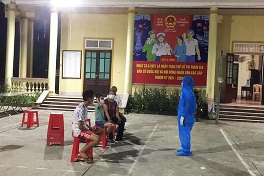 Nữ y tá rơi nước mắt khi gặp con đi lấy mẫu xét nghiệm trong khu phong tỏa