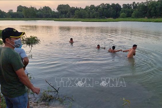 Lật xuồng câu cá trên hồ, 3 thanh niên tử vong