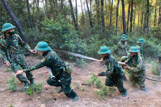 Hàng trăm cán bộ, chiến sĩ xuyên đêm chữa cháy rừng ở Thừa Thiên Huế