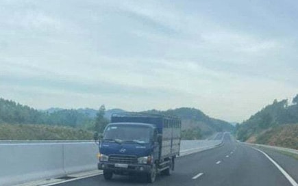 Phạt 17 triệu đồng, tước giấy phép lái xe của tài xế đi ngược chiều trên cao tốc
