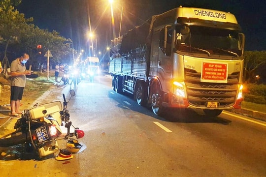 Tài xế xe tải vượt trạm kiểm soát dịch COVID-19, tông CSGT bị thương