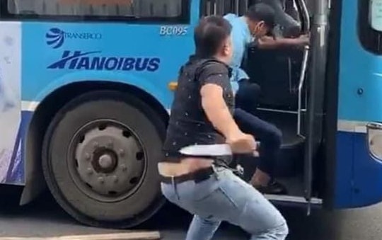 Dùng dao đe dọa phụ xe buýt, tài xế ô tô 7 chỗ có bị xử lý hình sự?