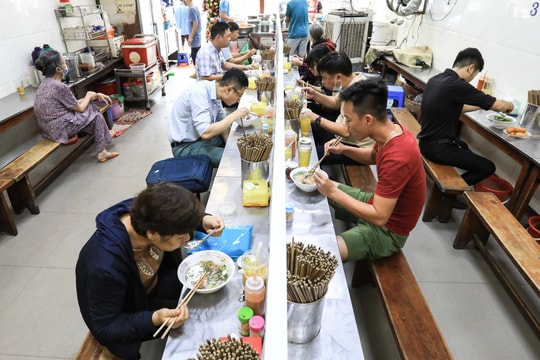 Hà Nội xử lý nghiêm quán ăn, nhà hàng lơ là phòng dịch