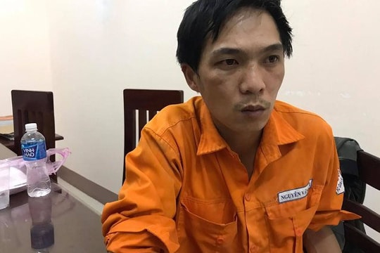 Cha tẩm xăng lên người hai con đòi đốt