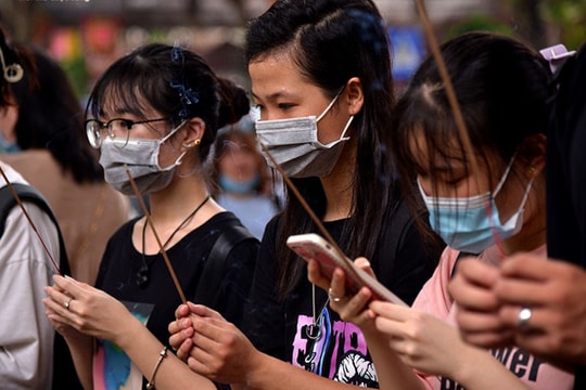 Sĩ tử đội nắng đến Văn Miếu vái vọng trước ngày thi tốt nghiệp THPT Quốc gia