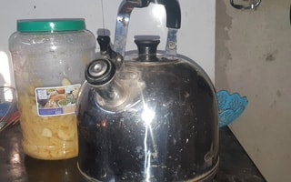 Đun nước tắm cho con, mẹ bị điện giật tử vong