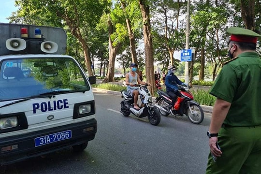 Hà Nội: Công an "đón lõng" xử phạt người đi đường không đeo khẩu trang