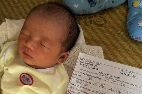 Xót xa bé trai vừa chào đời đã sớm mồ côi mẹ