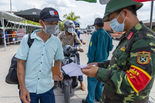 Dùng giấy xét nghiệm nCoV hết hạn để qua chốt