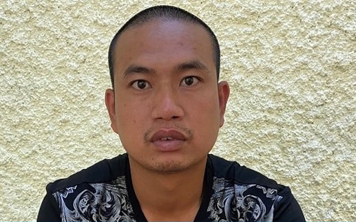 Khởi tố 2 bị can đấm công an trong khu cách ly