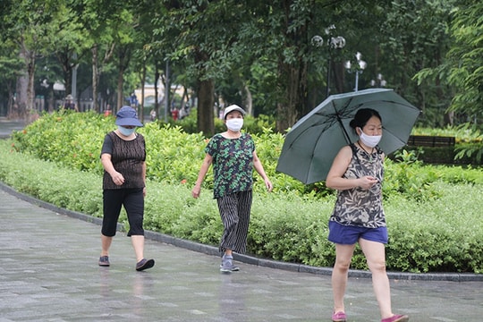 Ảnh: Bất chấp lệnh cấm, người Hà Nội vẫn ra đường tập thể dục giữa đại dịch