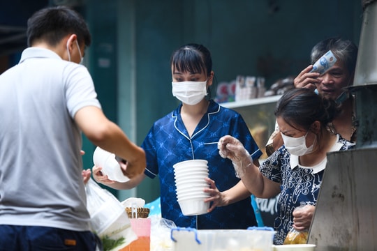 Hàng quán, shipper Hà Nội tất bật trong ngày đầu bán mang về