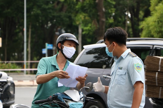 Bị lập biên bản vì ra đường khi không cần thiết, thanh niên giật CMND bỏ chạy