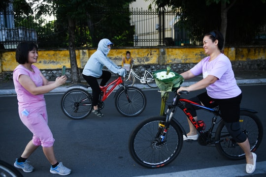 Hồ Tây, hồ Gươm đông người tập đạp xe, đi bộ