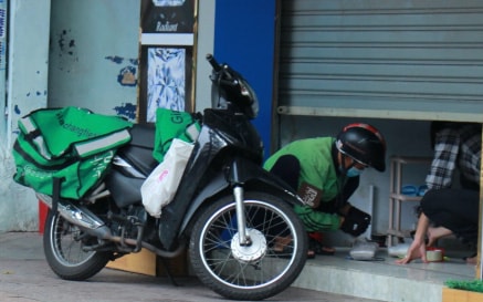 Ảnh: Shipper bất chấp nguy hiểm, tất bật mưu sinh giữa tâm dịch TP.HCM