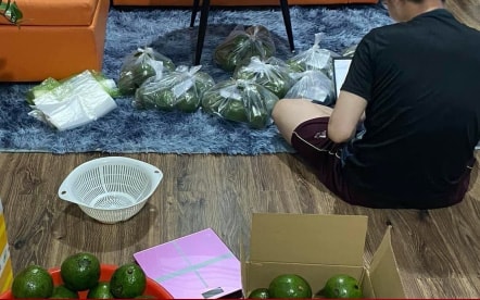 Nhộn nhịp chợ online ở chung cư trong những ngày TP.HCM giãn cách xã hội