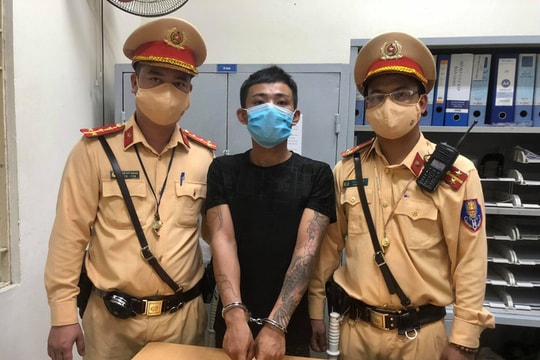 Thanh niên chở thẳng "con nghiện" cùng 2 gói ma tuý vào chốt CSGT tố giác