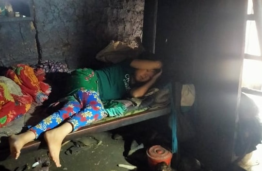 Bố bị thần kinh, cô gái dân tộc bị suy thận đành nằm nhà “chờ chết” vì không có tiền