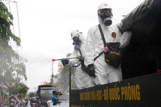 Ảnh: Bắt đầu phun khử khuẩn hơn 1.000km đường ở TP.HCM