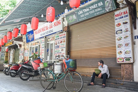 Cảnh "cửa đóng then cài", đìu hiu ở phố ẩm thực "không ngủ" Hà Nội
