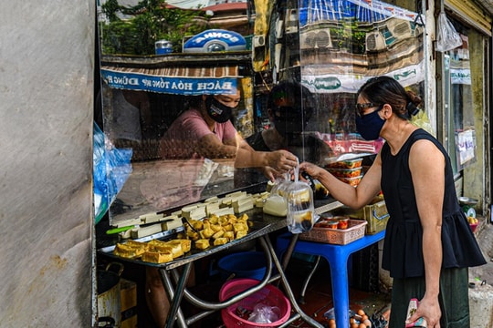 Ảnh: Chợ dân sinh đầu tiên ở Hà Nội quây nilon phòng dịch, chia ca bán hàng