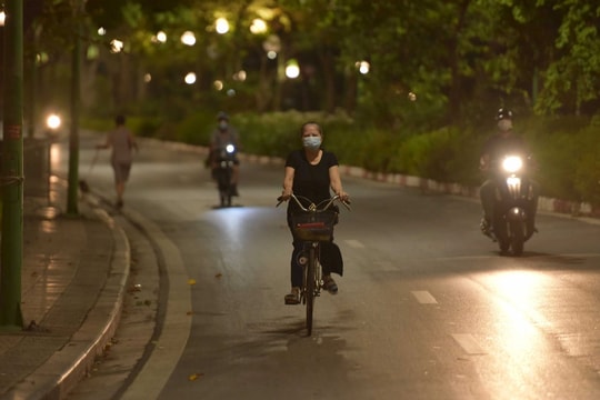 Bất chấp lệnh cấm, nhiều người dân vẫn ra ngoài tập thể dục vào sáng sớm