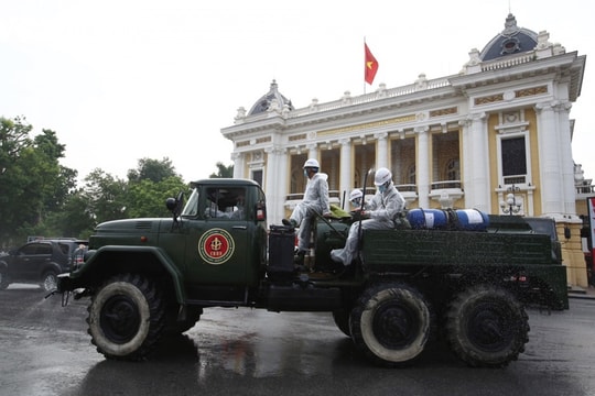 Quân đội phun khử khuẩn diện rộng tại Thủ đô Hà Nội, phòng Covid-19