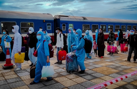 Ảnh: Chuyến tàu nghĩa tình chở 814 người dân Hà Tĩnh rời tâm dịch cập bến