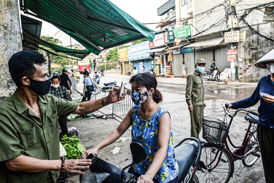 Ảnh: Chợ dân sinh đầu tiên ở Hà Nội phát thẻ đi chợ theo giờ