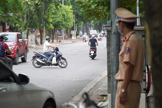 Ảnh: Người ra đường không lý do vội vàng quay đầu xe né chốt kiểm soát ở Hà Nội